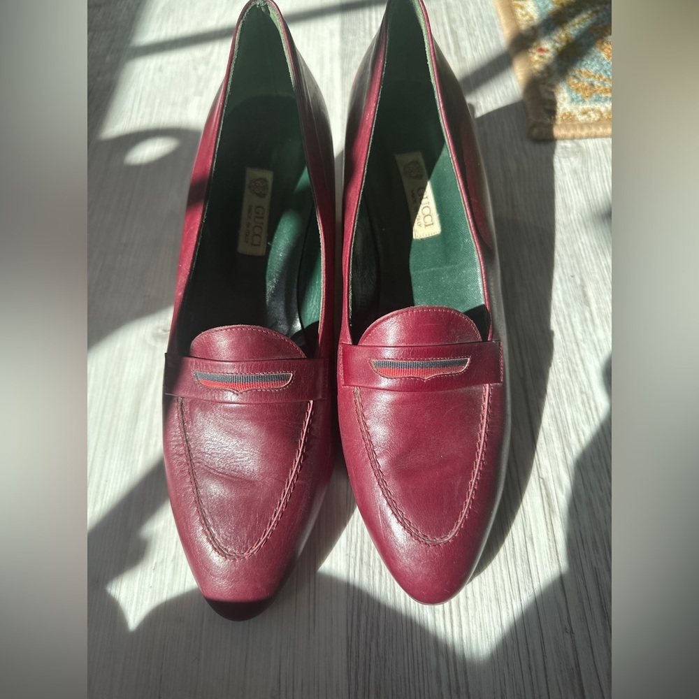 Sat in closet, authentic pair of gucci pumps verified by Grailed. No box. 90’s.